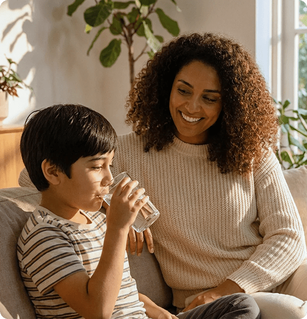 Moeder en zoon drinken een glas water
